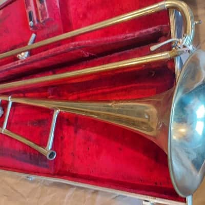 Holton TR602 Trombone with mouthpiece and case, USA. Good condition image 9