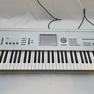 Korg Triton 61-Key 62-Voice Polyphonic Workstation 1999 - 2000 - Silver