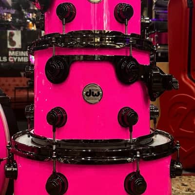 DW Collector’s 2026 - Neón Hot Pink Lacquer image 2