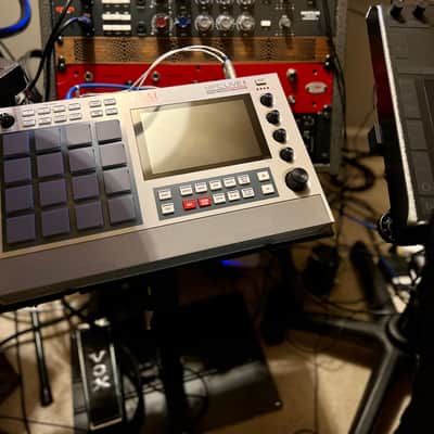 Immagine Akai MPC Live II Standalone Sampler / Sequencer Retro Edition 2020 - Present - Grey - 2