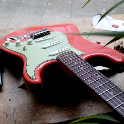 FENDER "Custom Shop Limited Edition 60’s Stratocaster Relic Journeyman Aged Tahitian Coral" HARDCASE, PAPERS, 3, 6 KG image 4