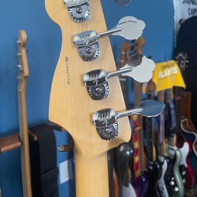 Fender American Standard Precision Bass with Rosewood Fretboard 2008 - 2016 - 3-Color Sunburst image 4