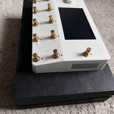 Neural DSP Quad Cortex 2021 - Present - Limited Edition White and Gold image 3