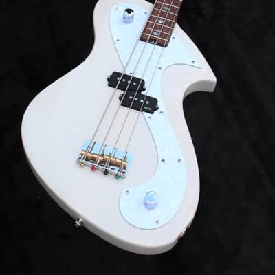 Vibe Guitars VibroBass 30 - short scale bass guitar image 3