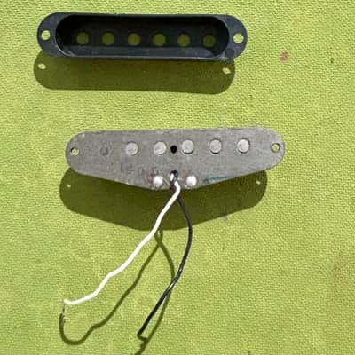 Mid to Late 70s Vintage Fender Stratocaster Gray-Bottom Flat-Pole - Black Cover image 3