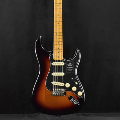 Mint Fender Vintera II '70s Stratocaster 3-Color Sunburst Maple Fingerboard image 2