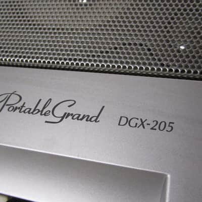 Yamaha Portable Grand DGX-205 Electronic Piano image 5