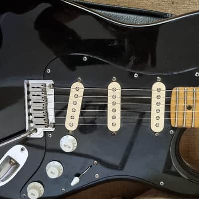 Fender American Standard Stratocaster with Maple Fretboard 1995 - 2000 - Black image 4