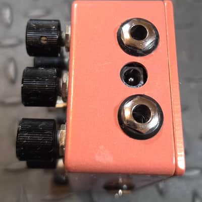 Walrus Audio Monument Harmonic Tap Tremolo V2 2018 - Present - Coral / Black image 4