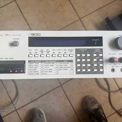 Akai S900 MIDI Digital Sampler 1986 - White