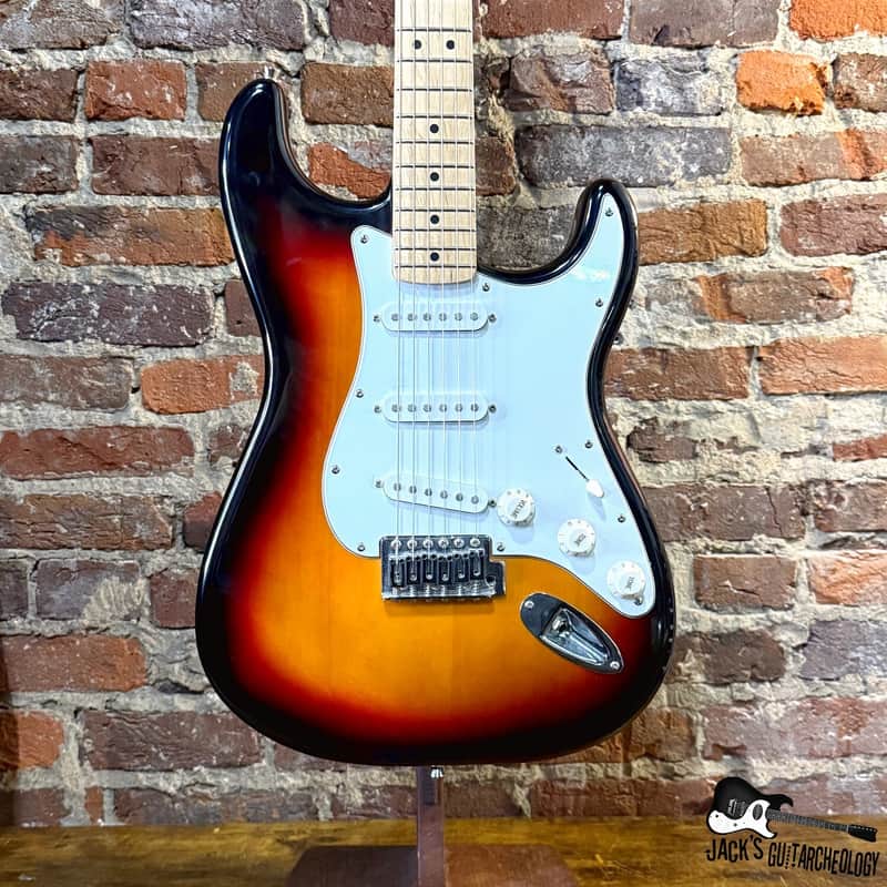 Starcaster by Fender Stratocaster Electric Guitar w/ GB (2000s - Sunburst)