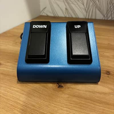 Behringer V-AMP 2 Virtual Guitar Amp 2000s - Blue image 8