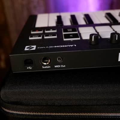 Novation Launchkey 25 MKIII MIDI Keyboard Controller 2020 - Present - Black with Carrying Case image 6