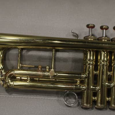 A York Bb Trumpet Model Custom 1942 in a Hard Case & Real Nice   # 1 T image 3