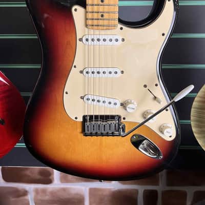 Fender American Standard Stratocaster 3-Color Sunburst 2004 Electric Guitar image 4