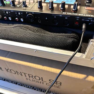 Native Instruments Traktor Kontrol S8 with Flight Case image 17