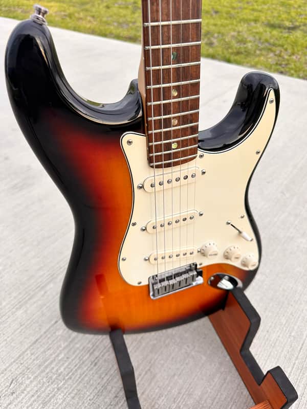 Fender American Deluxe Stratocaster Alder with Rosewood Fretboard 2005 3-Color  Sunburst image 1