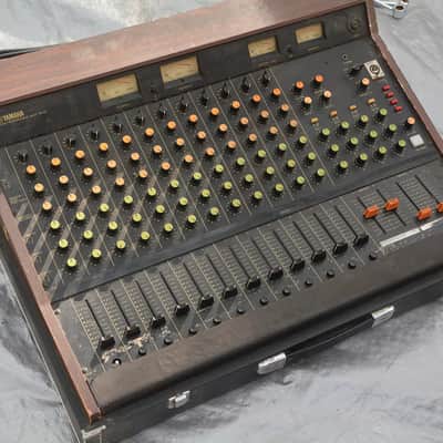Yamaha PM-700 12-Channel Mixing Console