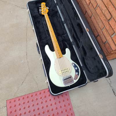 Ernie Ball Music Man Classic StingRay 5 White with Official Case image 10