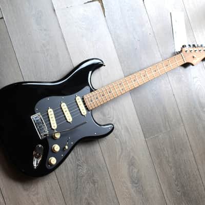 FENDER "Limited Edition American Ultra II Stratocaster, Maple Fingerboard, Black"HARDCASE,3,54 KG
