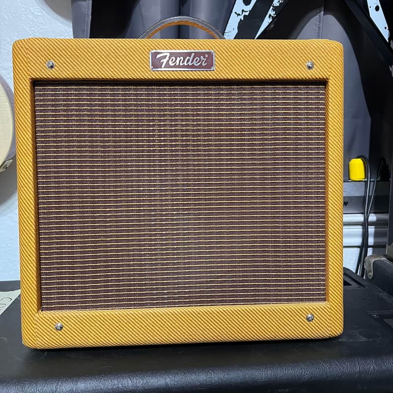 Fender Pro Junior IV 15-Watt 1x10" Guitar Combo