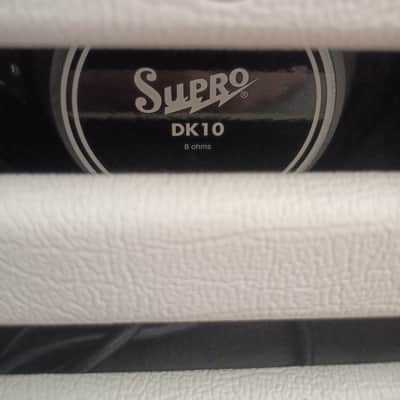 Supro 1820R Delta King 10 5-Watt 1x10" Guitar Combo 2021 - Present - White / White Stripes Bild 7