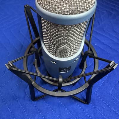 AKG Perception 200 Large Diaphragm Condenser Mic – Complete w/ Case, Shockmount & Manuals image 2