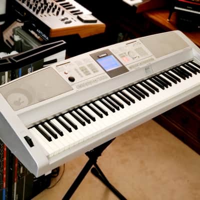 MUST SEE!!! YAMAHA DGX 305 SEMI-WEIGHTED 76-KEY DIGITAL PIANO IN AMAZING CONDITION!