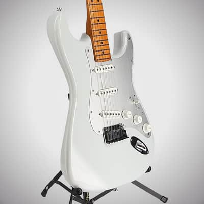 Fender American Ultra II Stratocaster with Maple Fretboard 2024 70th Ann. - Avalanche image 4