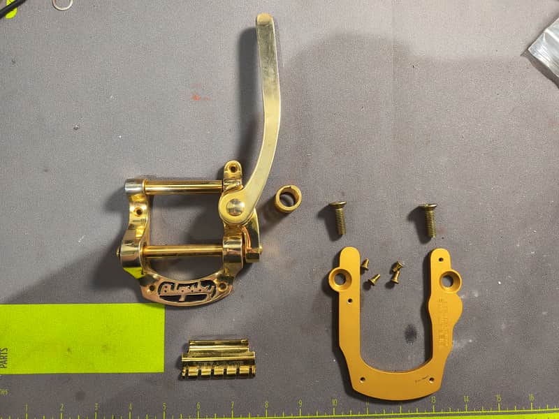 Bigsby B5 Vibrato Tailpiece and Vibramate with Epiphone tailpiece bolts. Bild 1