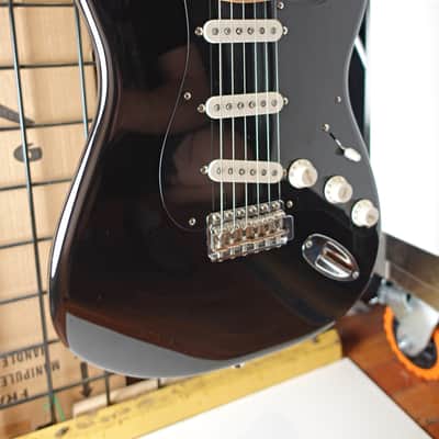 Immagine Fender Limited Edition Vintera II 60s Stratocaster 2024 - Black - 3