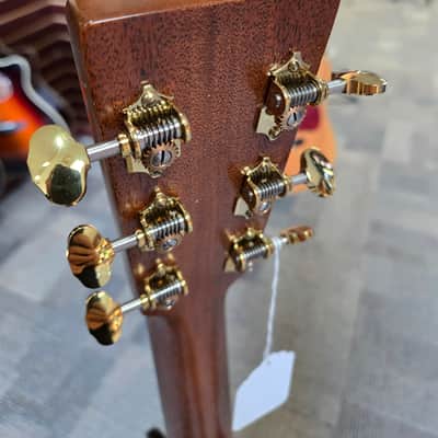 Martin D-18 Modern Deluxe Sitka Spruce / Genuine Mahogany Dreadnought - Natural image 9