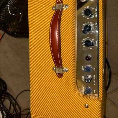 Fender '57 Custom Deluxe 2-Channel 12-Watt 1x12" Guitar Combo 2016 - Present - Lacquered Tweed image 3