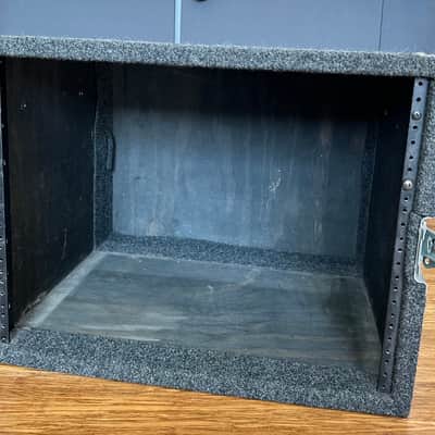Grundorf 8-Space Gray Carpet Rack Case (8U) image 3