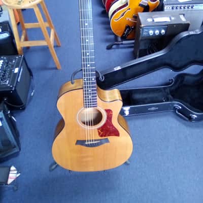 Taylor 314ce ltd 2002 with his case image 2