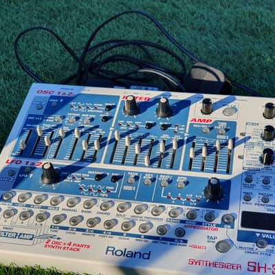 Roland SH-32 Desktop Synthesizer Module 2002 - 2004 - White image 2
