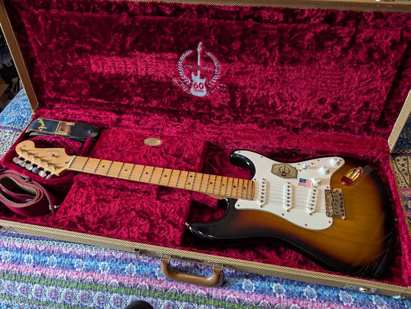 Fender 60th Anniversary Commemorative American Standard Stratocaster with Gold Hardware, Maple Fretboard 2014 - 2-Color Sunburst
