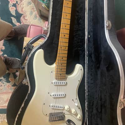 Fender American Standard Stratocaster with Maple Fretboard 1996 - 1997 - Vintage White image 4
