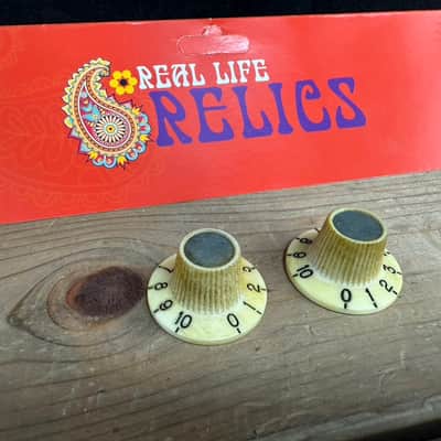 Real Life Relics Fender® Style Aged Off White 65 Jazzmaster® Witch Hat Knobs 2 pack 24 Spline No Text image 1