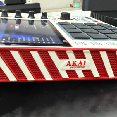Akai MPC One+ Portable Bundle – Retro Skin + XT Power Battery image 4