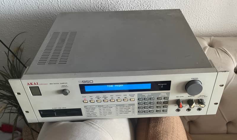 Akai S950 MIDI Digital Sampler 1988 - White image 1