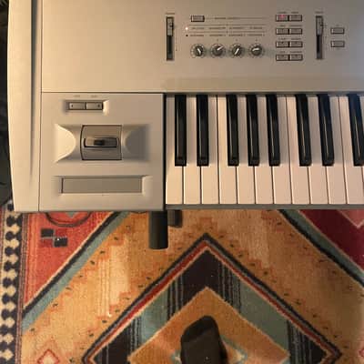 Korg Triton 61-Key 62-Voice Polyphonic Workstation 1999 - 2000 - Silver