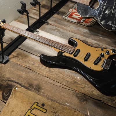 Fender American Deluxe Stratocaster with Rosewood Fretboard 2003 - Montego Black image 10