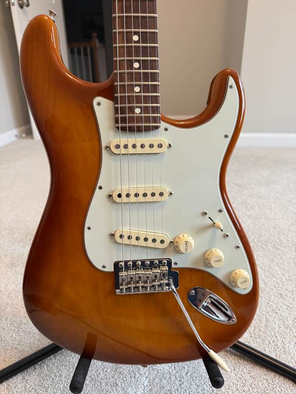 Fender American Performer Stratocaster with Rosewood Fretboard 2018 - Present - Honeyburst