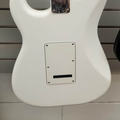 Fender Player Stratocaster®, Maple Fingerboard, Polar White image 4
