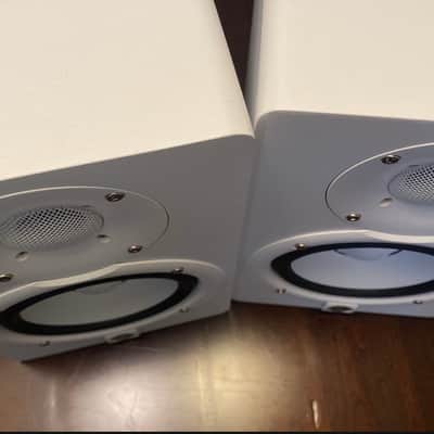 Yamaha HS5 5" Powered Studio Monitor (Single) 2015 - Present - White image 7