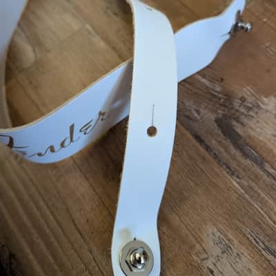 Fender Guitar Strap 2.5" White Leather Locks Gold FENDER Logo Great Condition image 6