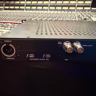 Universal Audio Apollo 16 18x20 Thunderbolt 2 Audio Interface with UAD DSP - Black image 7