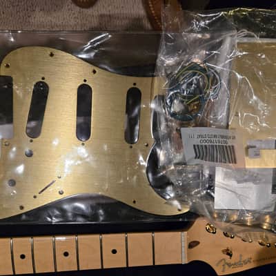 Fender American Stratocaster DeLuxe 2012 - Aztek Gold- Spilt Coil Custom Pickups image 3