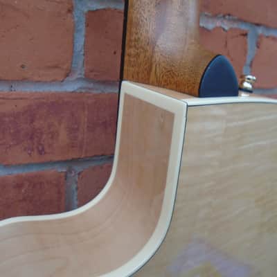 Godin Arena CW Flame Maple w/electronics image 3